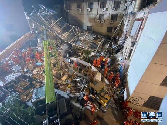这是消防救援人员在现场进行搜救(7月12日摄)。新华社发