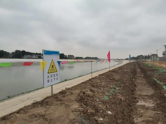 “水深危险、禁止下水”警示标牌,三角旗安全警戒线
