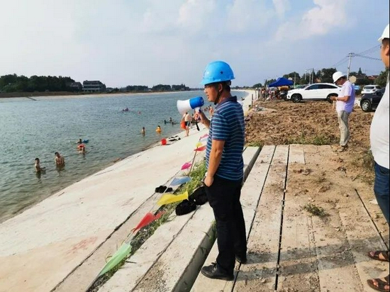 总监带队巡查用喇叭劝阻市民野泳