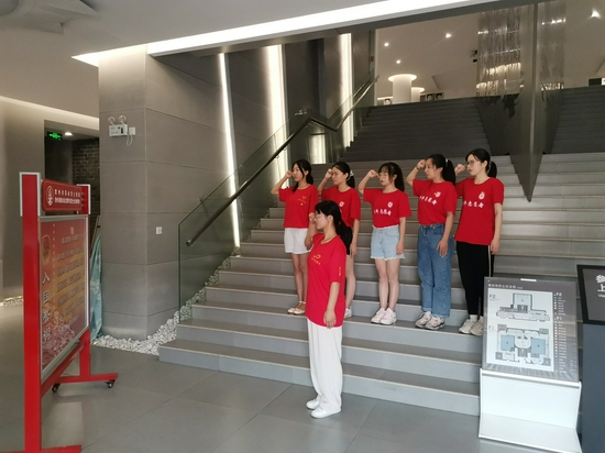 实践团成员在烈士陵园重温入团誓词
