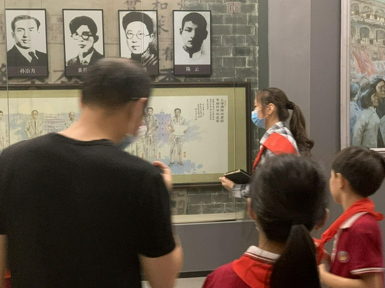 实践团成员为参观者义务讲解