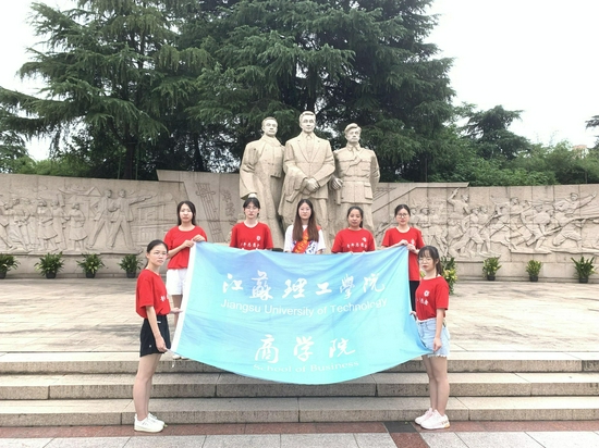 实践团在常州三杰雕像前合影留念