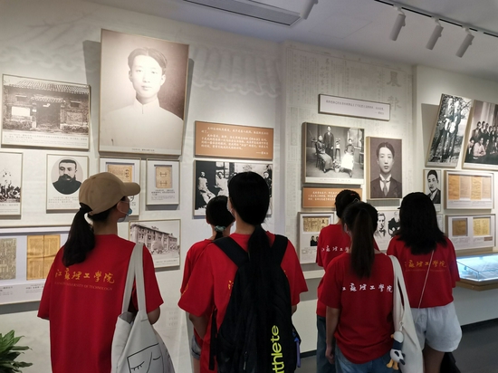 实践团成员在瞻仰瞿秋白烈士事迹