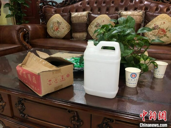 事发时会所工作人员使用的酒精桶。 刘林 摄