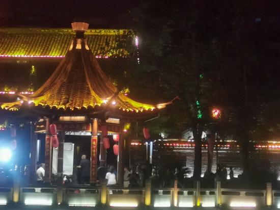红歌团将亭子“填满”