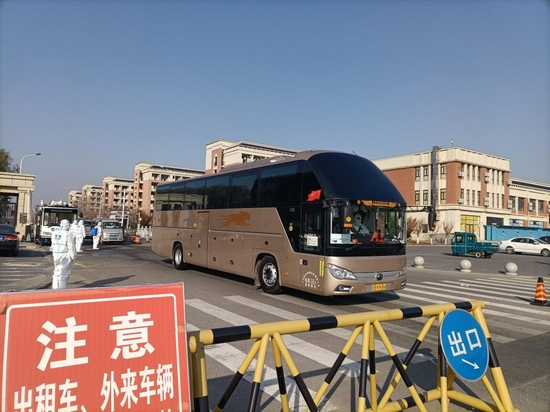 11月13日,在大连庄河市大学城,大巴车正在将相关人员转运至集中隔离点。新华社记者蔡拥军摄