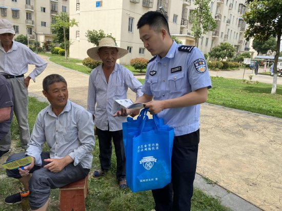 高淳公安分局民警充分运用“发”“贴”“讲”“放”等手段,提升反诈宣防覆盖面。