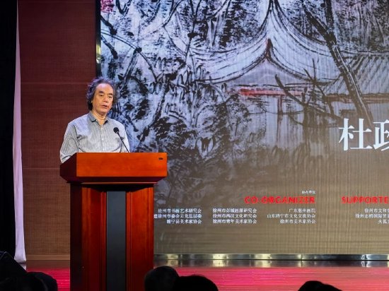 江苏省中国画学会副会长、南京邮电大学传媒与艺术学院原院长王平讲话