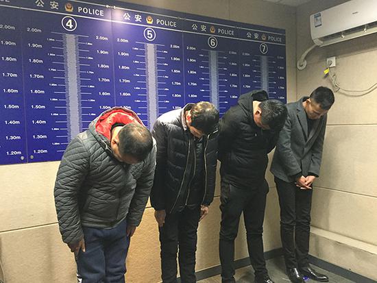 被抓获的四名嫌犯。