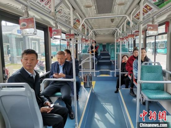 市民乘坐氢能公交。