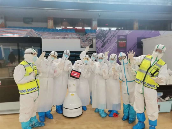 中国移动5G机器人服务在方舱医院