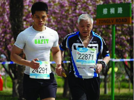 老人在参加比赛中
