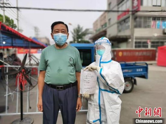 扬州大叔倾情写诗 别样致谢感动常州“90后”护士。 冯凯 摄
