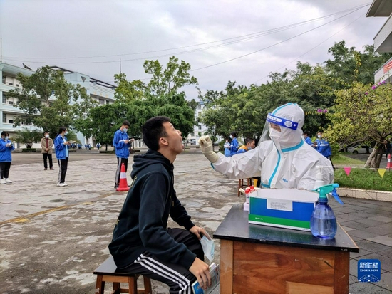 11月13日,瑞丽市第一民族中学组织复学学生进行核酸检测。
