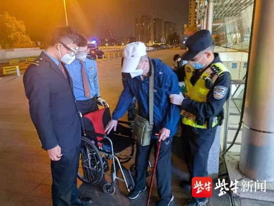 民警为行动不便的老人找来轮椅