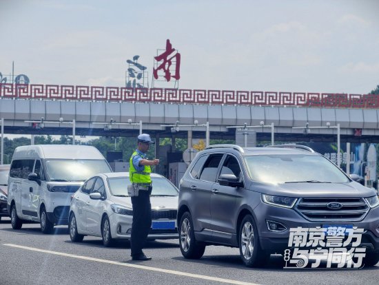 交警检查过往车辆消除安全隐患