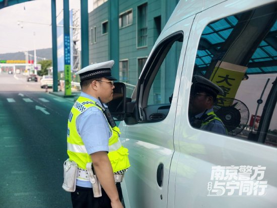 交警检查过往车辆消除安全隐患