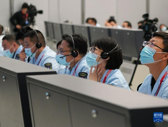 10月16日,在北京航天飞行控制中心,航天科研人员在监测神舟十三号载人飞船与天和核心舱自主快速交会对接情况。新华社记者 田定宇 摄