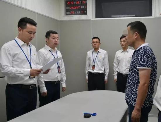 他携十余万公款外逃20年 父亲寻子未果已出家