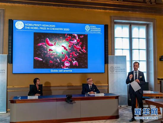 10月7日,在瑞典斯德哥尔摩的瑞典皇家科学院,专家解读今年诺贝尔化学奖得主成就。 新华社发(魏学超摄)