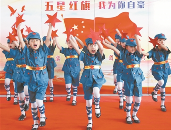 苏州金阊实验小学学生演唱爱国歌曲。 张 敏摄