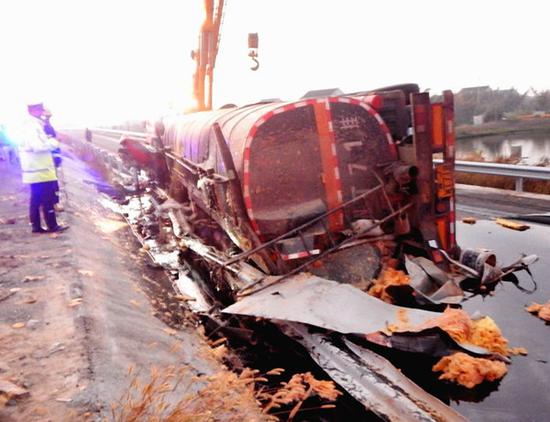 大货车撞高速护栏致重大路损 车主缴纳34万多元路赔费