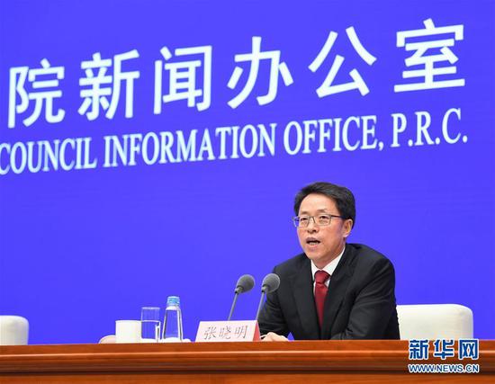 7月1日,国务院新闻办公室在北京举行新闻发布会,请全国人大常委会法工委主任沈春耀和国务院港澳事务办公室分管日常工作的副主任张晓明介绍香港特别行政区维护国家安全法有关情况,并答记者问。这是张晓明在新闻发布会上介绍情况。 新华社记者 金良快 摄