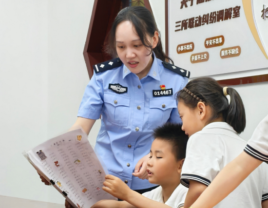 民警在“第二课堂”陪伴小学生（拍摄：许萍）