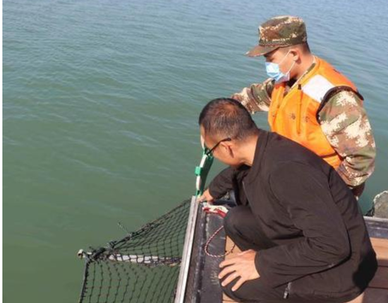 执法员现场测量 漳州海警局供图