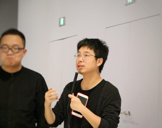 策展人宋振熙先生在进行展览导览