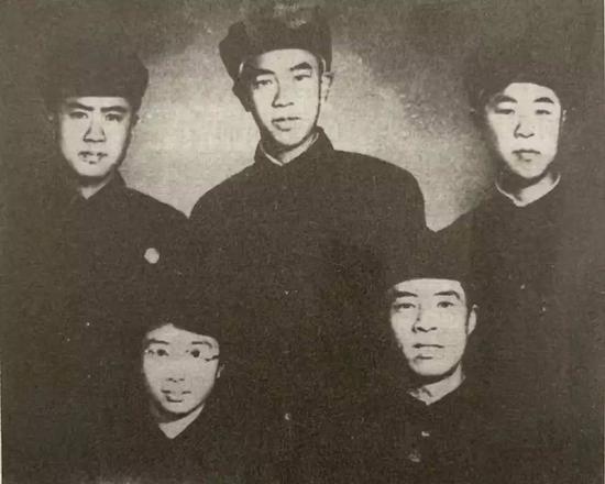 家庭党支部成员。前排右起:大哥王嘉谟、大嫂傅积嘉;后排右一:三弟王嘉训、右二:四弟王嘉言。 图片由南京市委党史办提供
