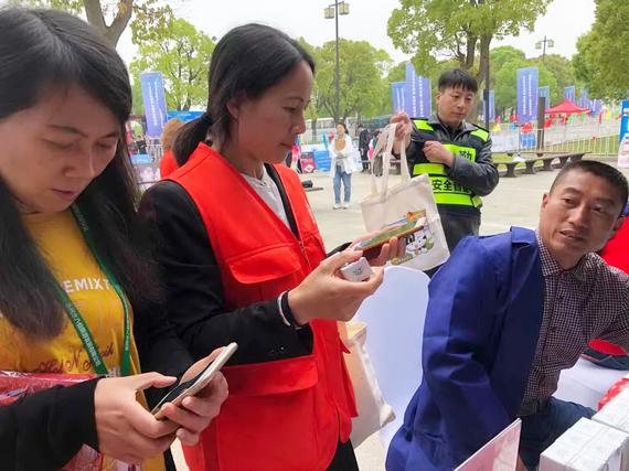 来,扫个码,领好礼哟