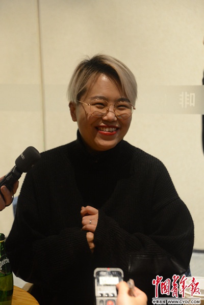 徐枣枣对记者回忆庭审现场。魏晞/摄