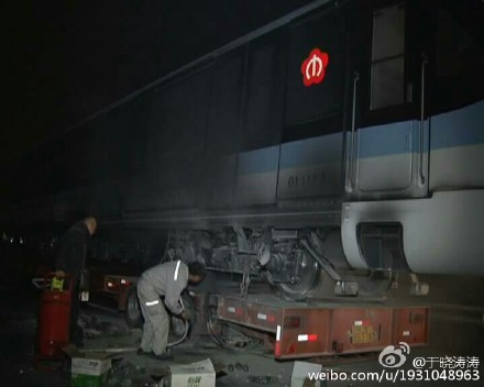 南京价值千万地铁车头被烧毁 平板车轮胎发热引起火灾