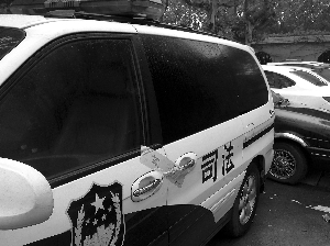 在省级机关停车场和办公楼前,一些车被贴上了封条。现代快报记者 顾炜 摄