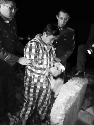 嫌疑人在指认现场。响水警方供图