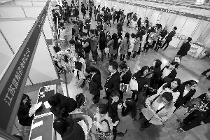 招聘会现场。本版摄影 现代快报记者 顾炜