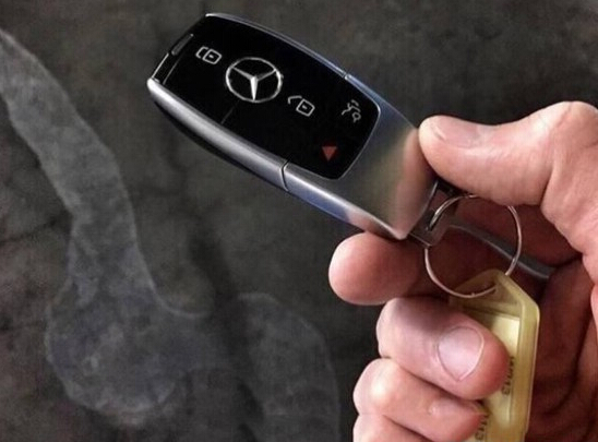 全新奔驰E级细节设计展示 新钥匙造型_南京汽