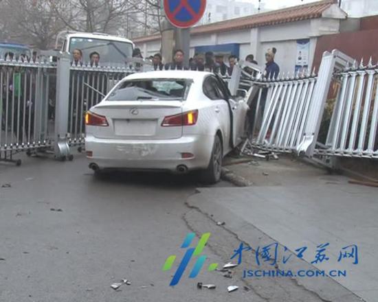 徐州发生一起驾车强行冲撞小学校园事件 暂无