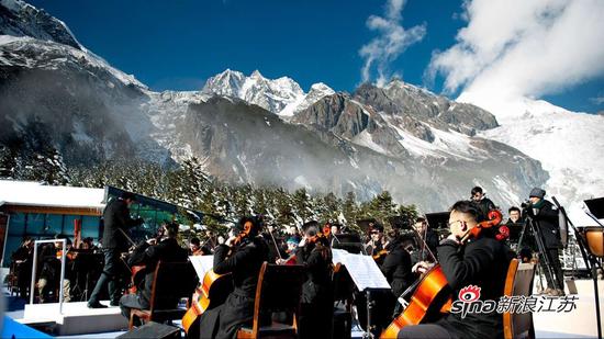 2016海螺沟跨年雪山温泉音乐会震撼开场