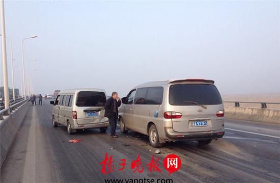 镇江机场路10余辆车碰撞 两市民路边挥手拦车