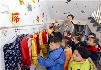 泰州一幼儿园开展教育活动 幼儿学习民俗文化