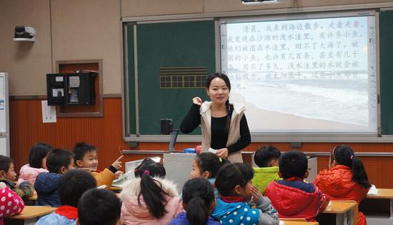 青年教师拼命工作年薪仍不足8万