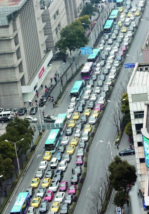 南京本周末将迎年堵最高峰 有市民10分钟路程