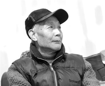 执着天文已60年的严家荣。 严家荣,1942年出生。原江苏省天文学会副秘书长、中国天文学会普及工作委员会委员、中国天文学会天文馆专业委员会委员。