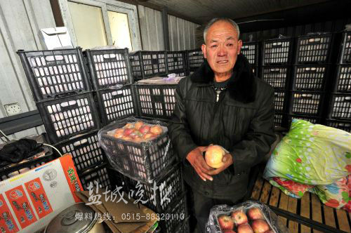 先行回家的老伴一万元被偷,这里6吨苹果滞销,李喜荣老泪纵横。