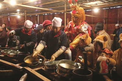 美猴王现身打酱油现场引围观,新华报业视觉中心记者 邵丹