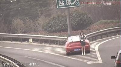 美女淮徐高速下车问路致路堵 交警根据监控扣