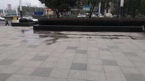 南京一年轻 女子 从 21楼跳下 身亡 疑因没拿到工