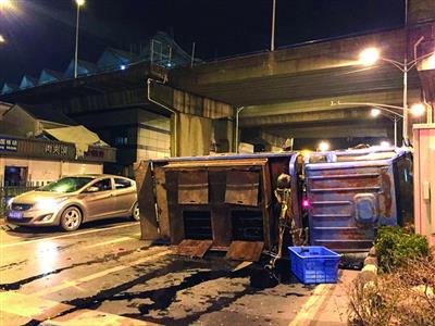 南京一货车撞上等红灯面包车 司机疲劳驾驶